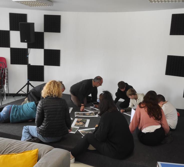 visuel du projet "Les Chemins Buissonniers", photo d'atelier avec un groupe de jeunes